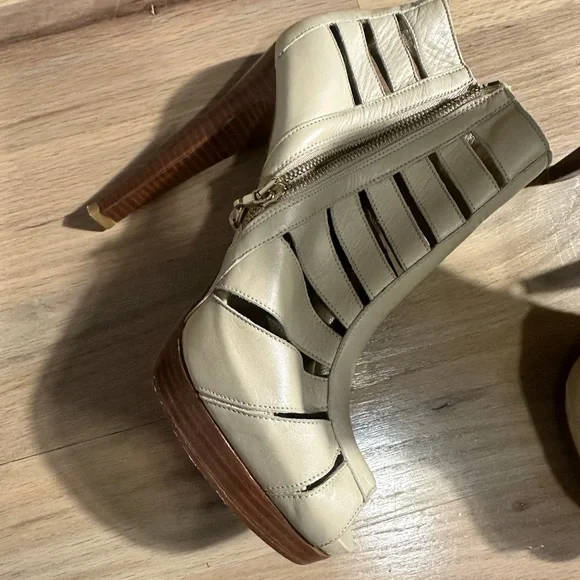 Stuart Weitzman  Shoes - Picture 2 of 4